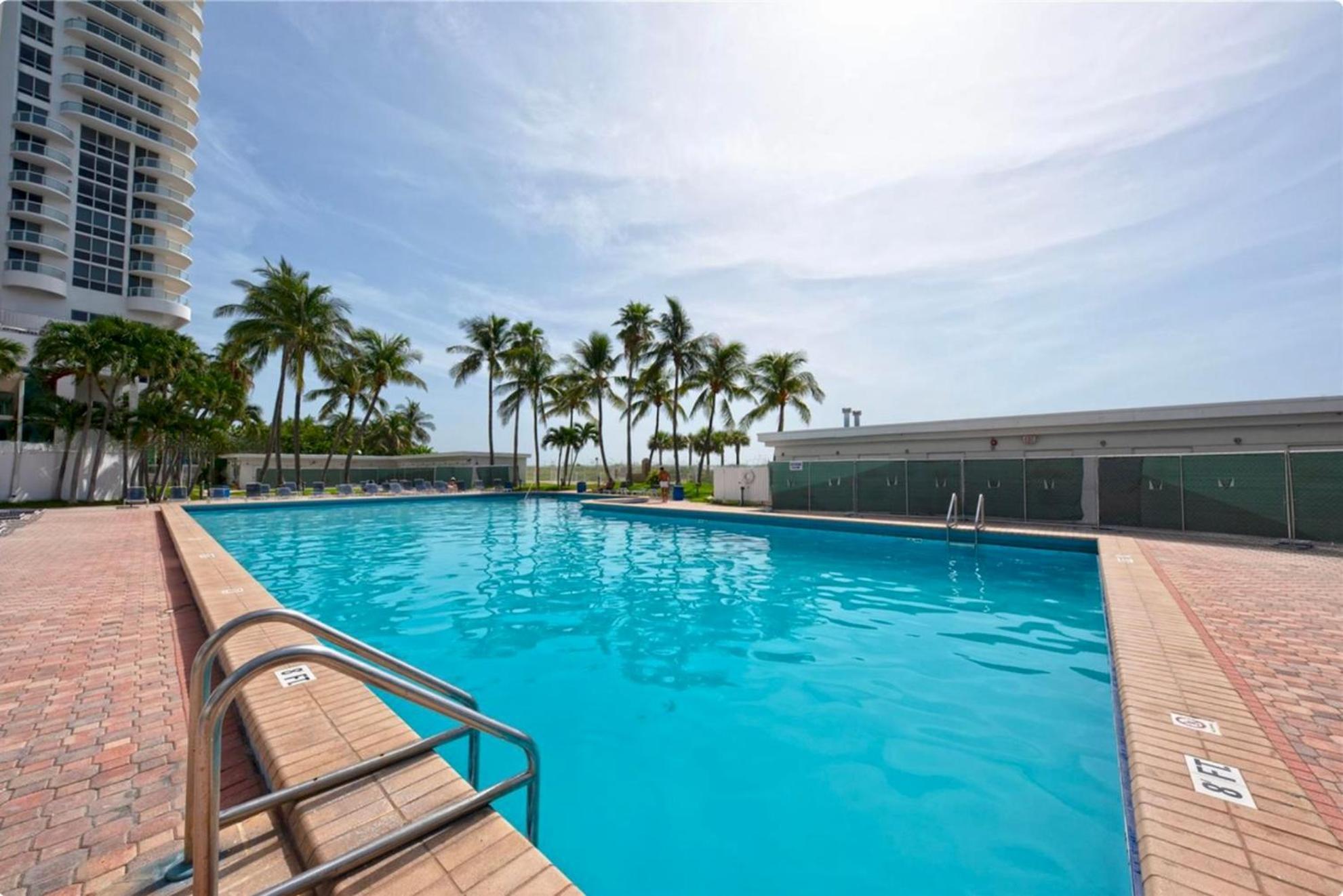 מיאמי ביץ' Directly On The Beach With Pool & Parking מראה חיצוני תמונה